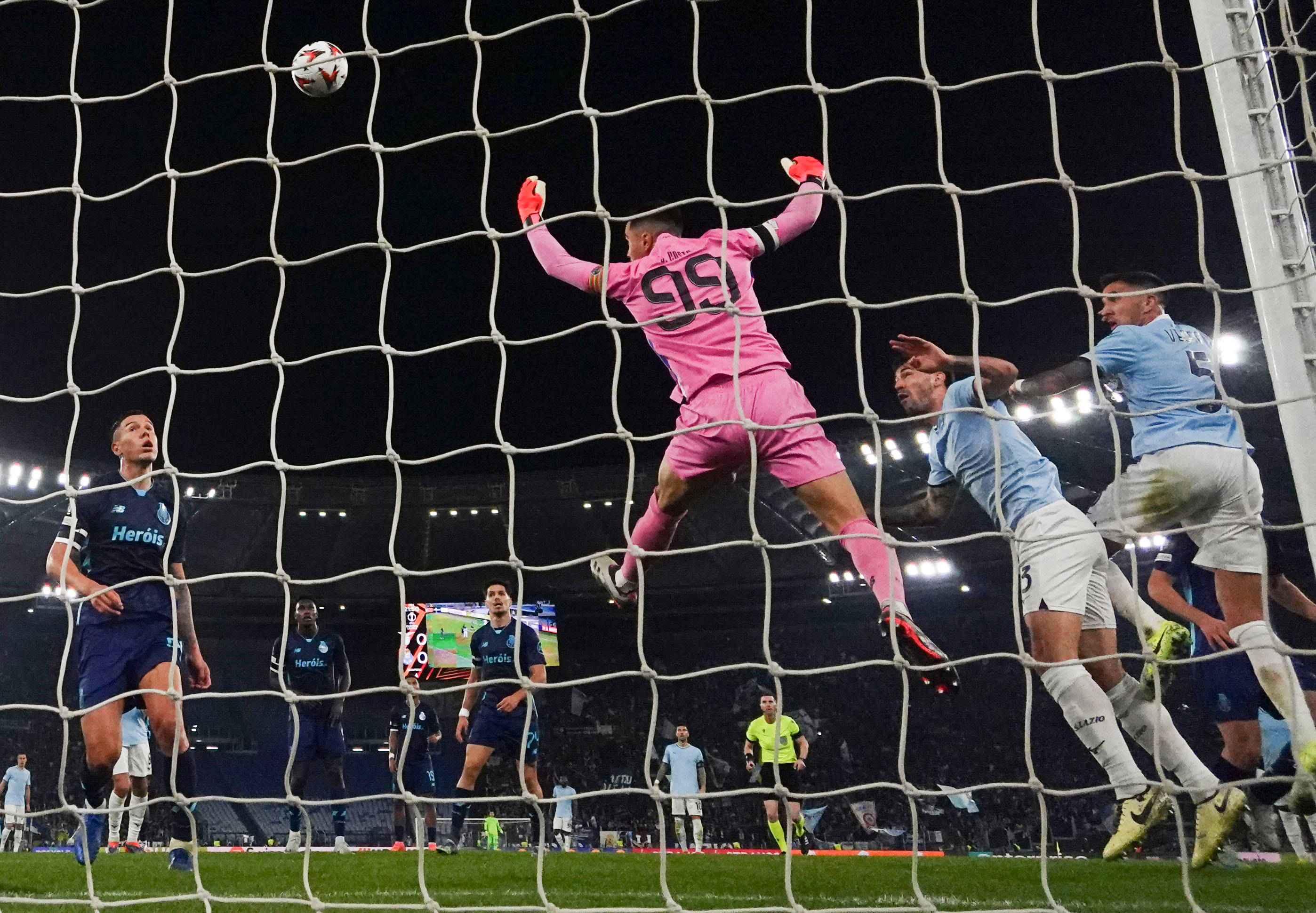 紧张激烈！欧洲足球比赛引爆体育圈