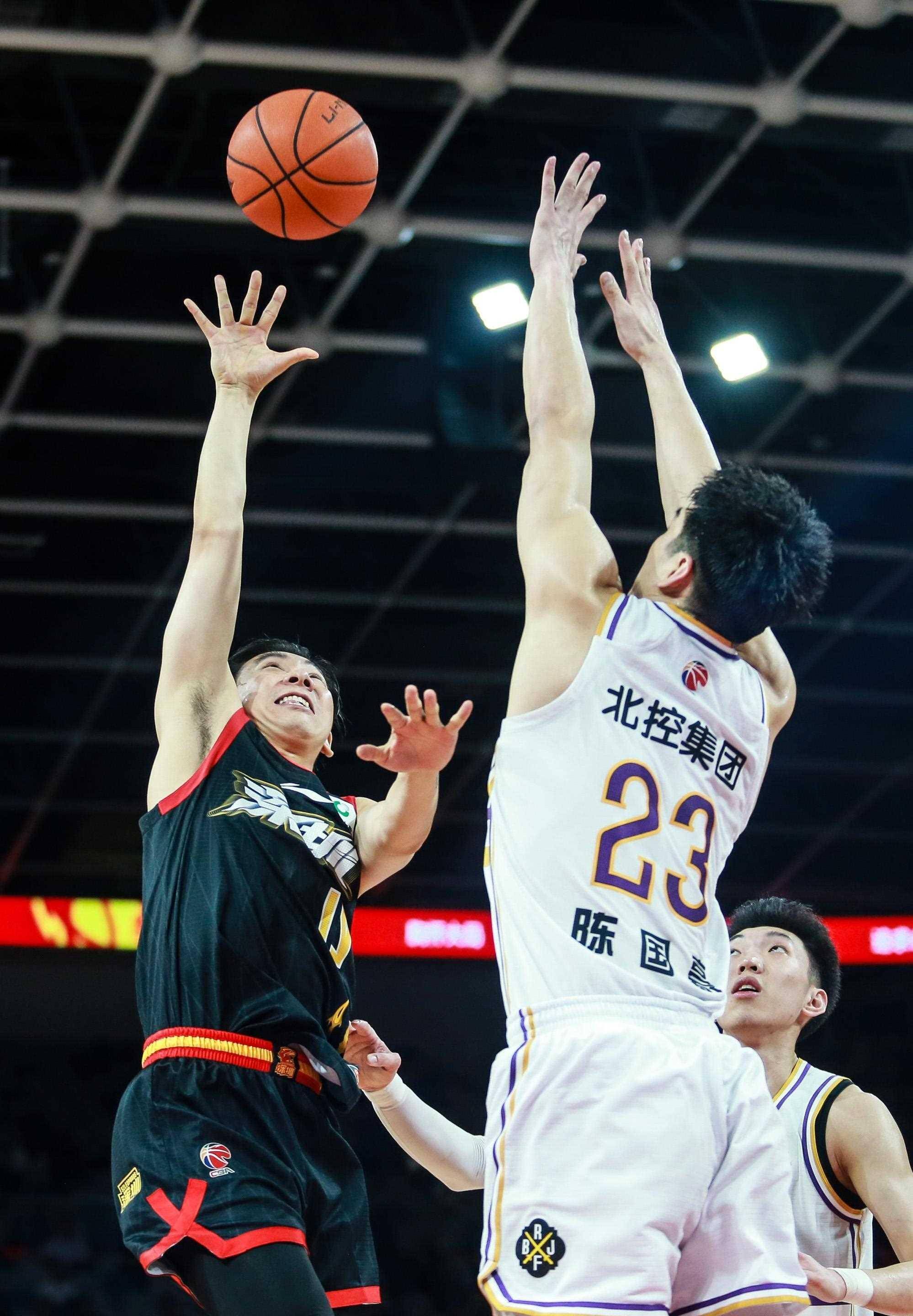 国内篮球联赛季后赛榜首之争愈发激烈 国内篮球联赛季后赛榜首之争愈发激烈