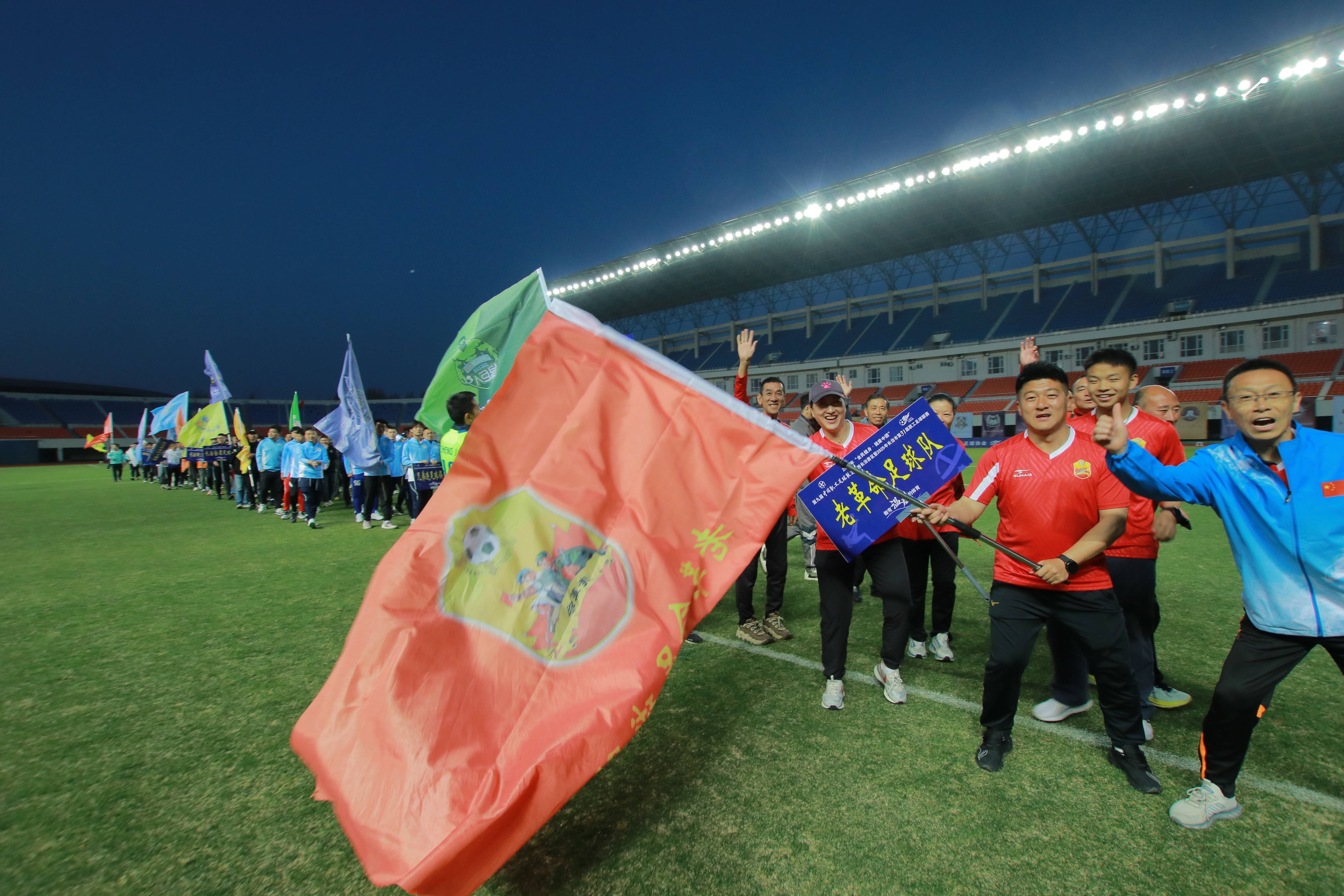 包含精彩足球赛事震撼开赛，全员全力以赴展现实力的词条