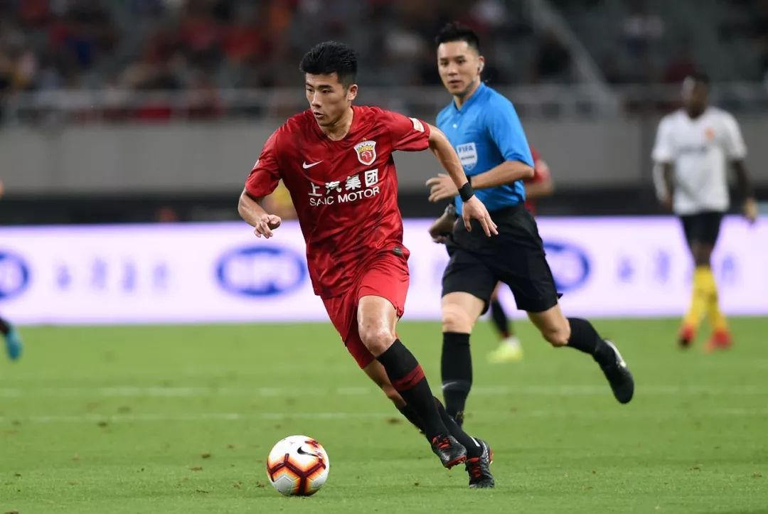 上海上港与河北华夏幸福争夺胜利