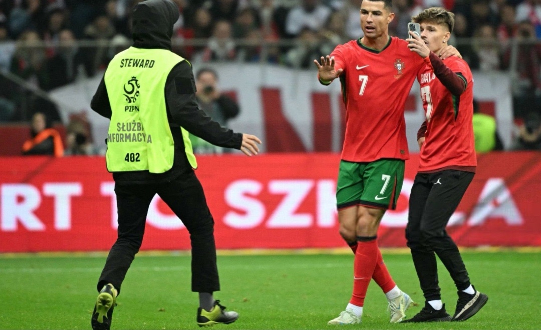 爱游戏下载-欧国联比赛球迷狂欢，现场气氛火爆