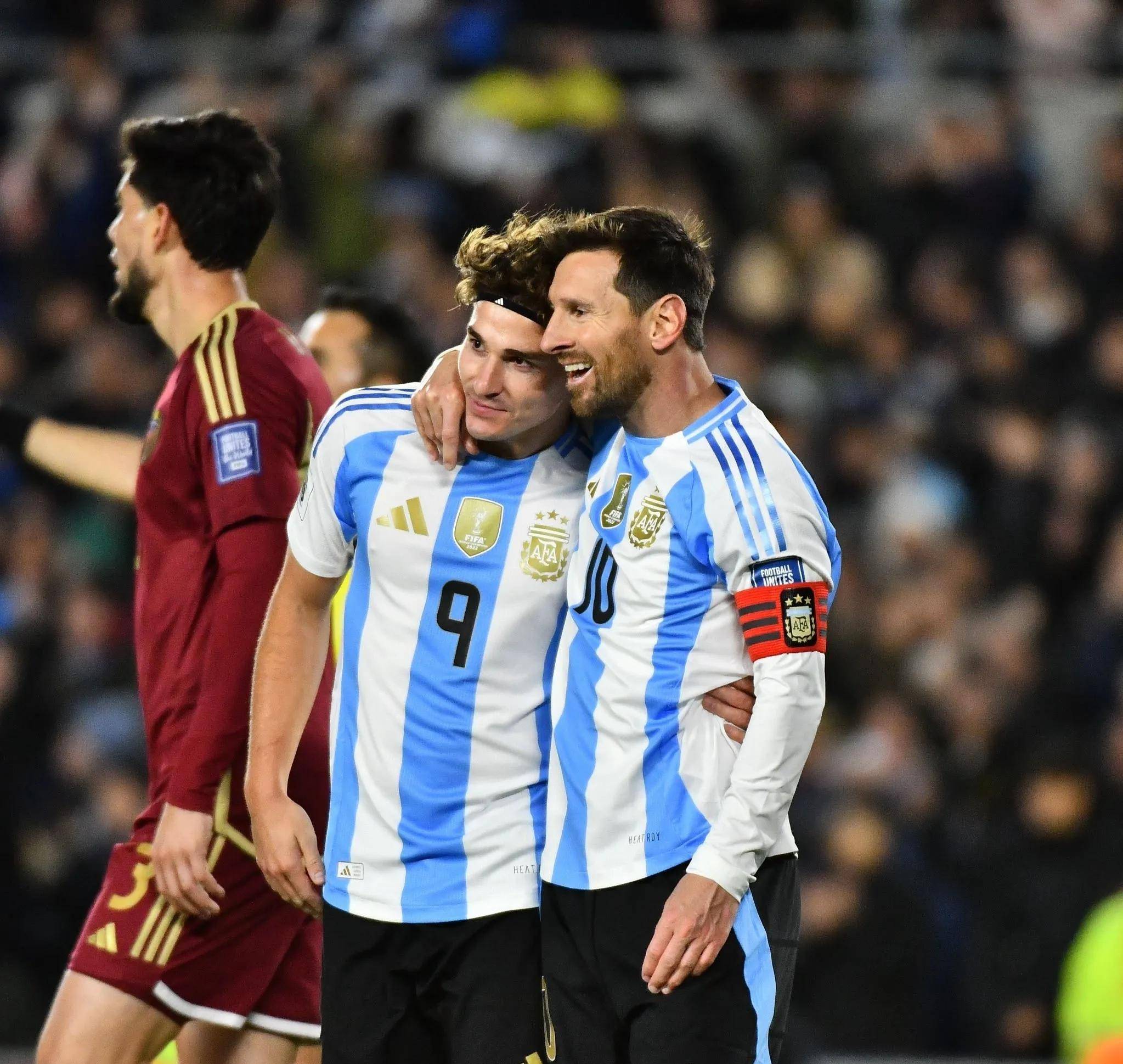 阿根廷球星梅西在南美联赛中破门得分