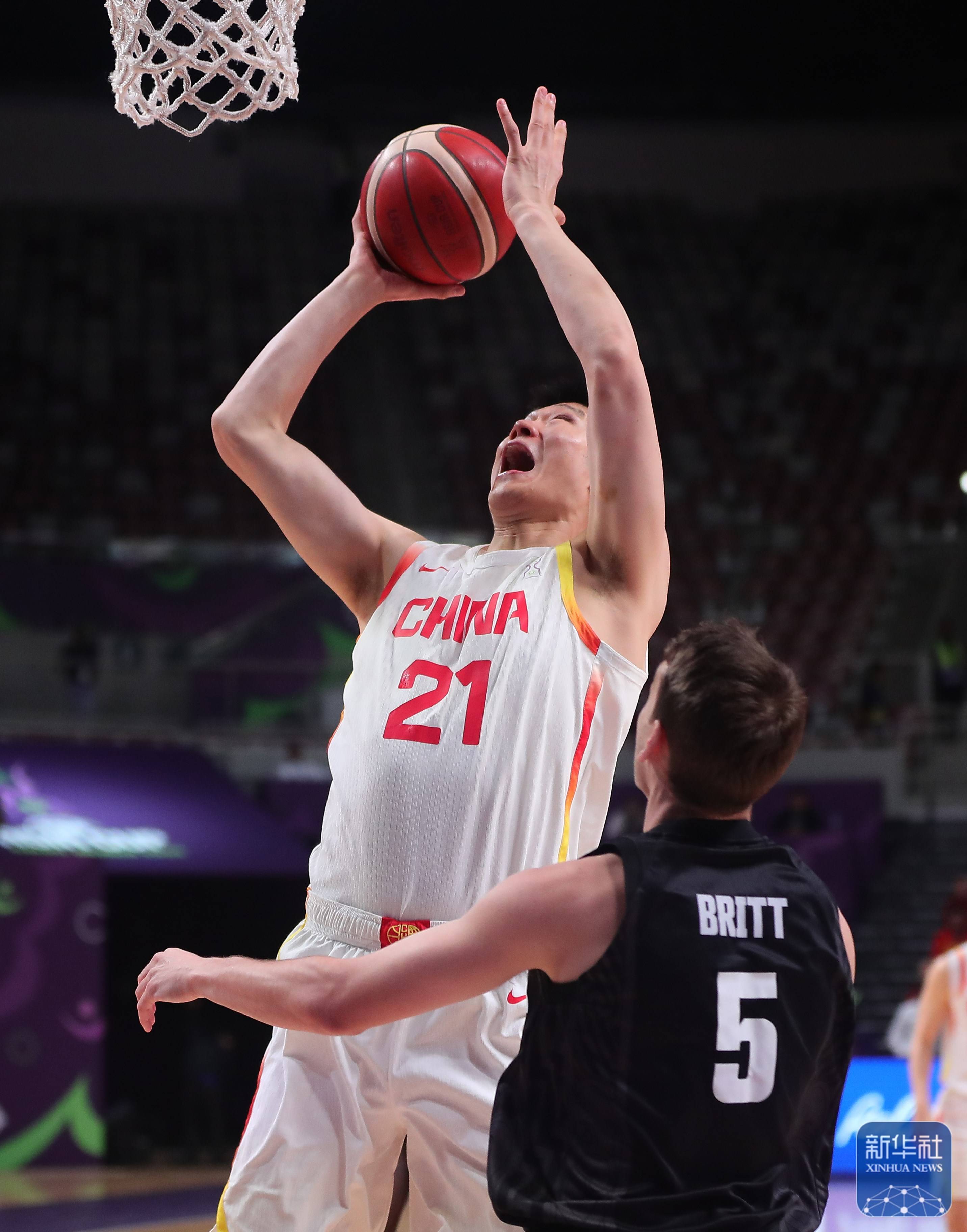 爱游戏地址-篮球联赛的球员们备战冲刺最终胜利