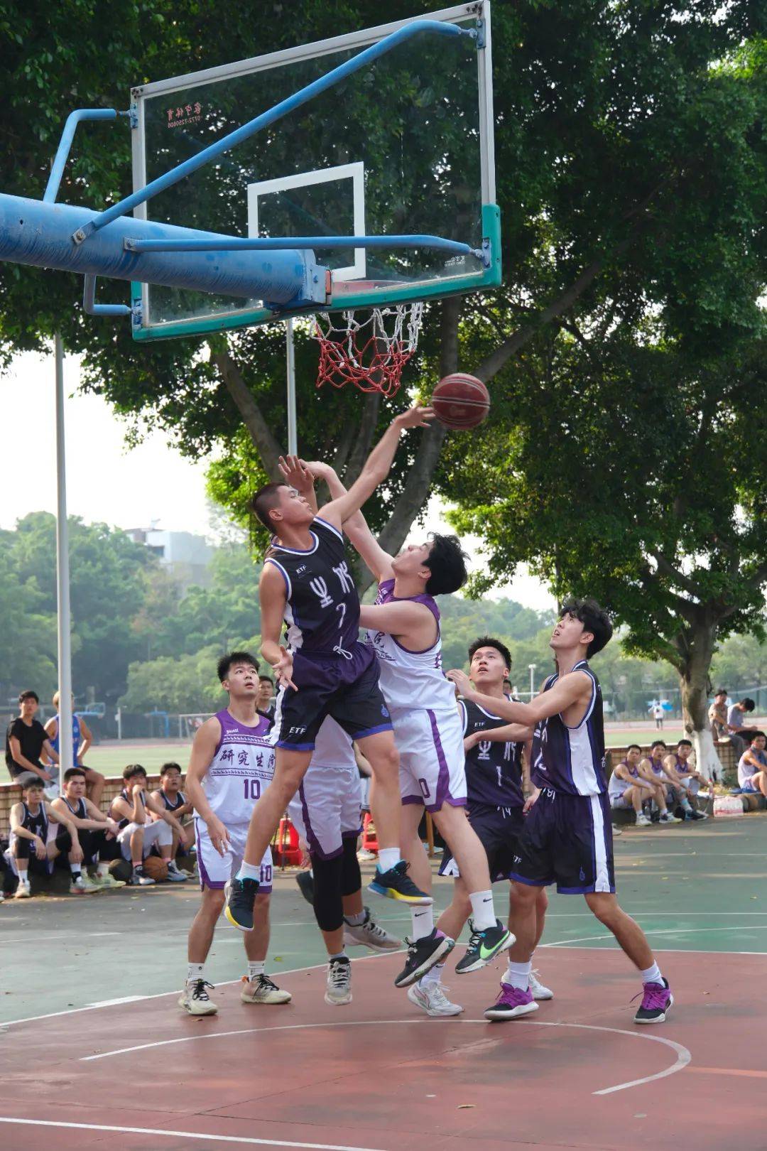 篮球比赛的紧张氛围让人屏住呼吸的简单介绍