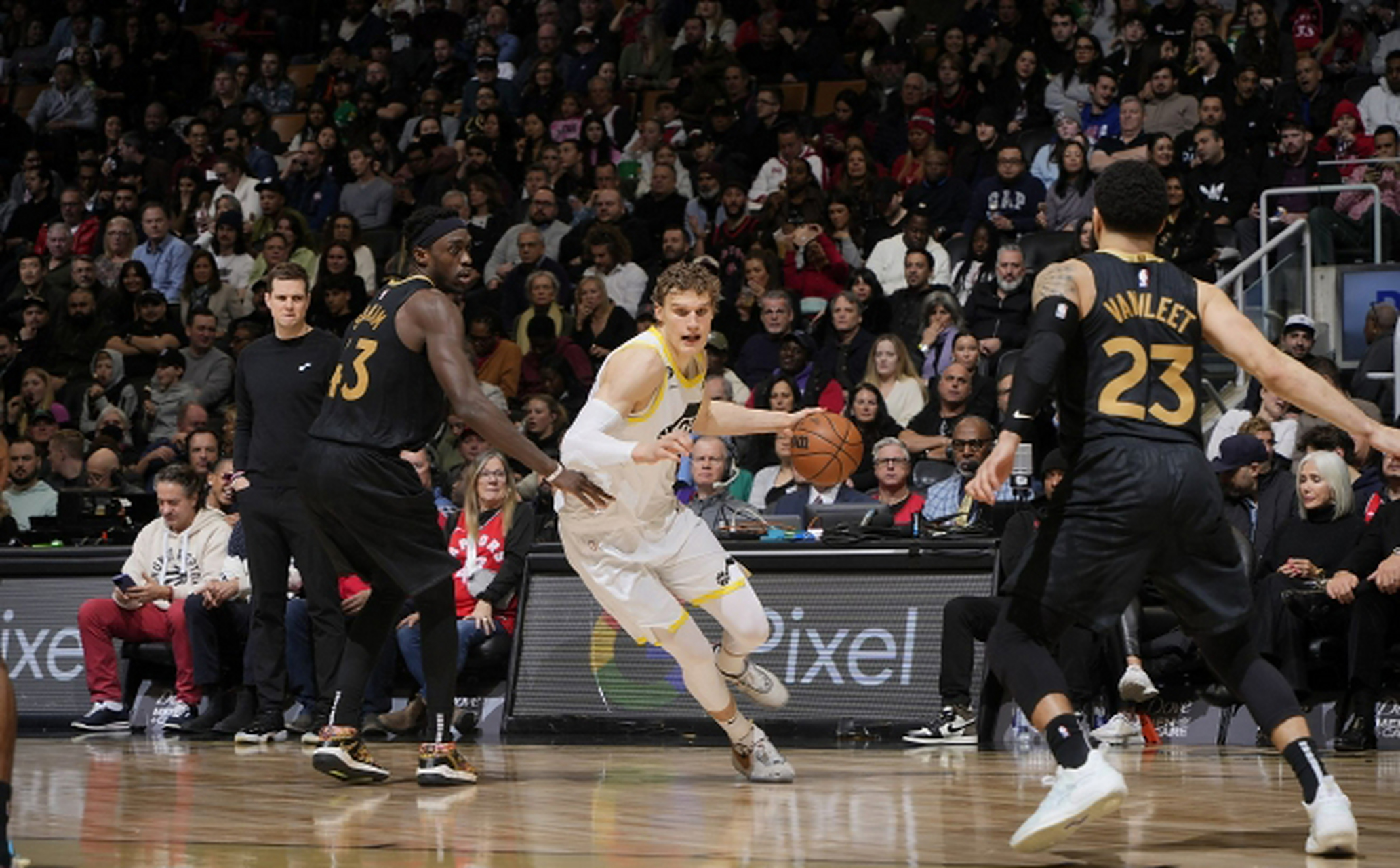 爱游戏投注-猛龙客场惜败爵士，失去榜首位置